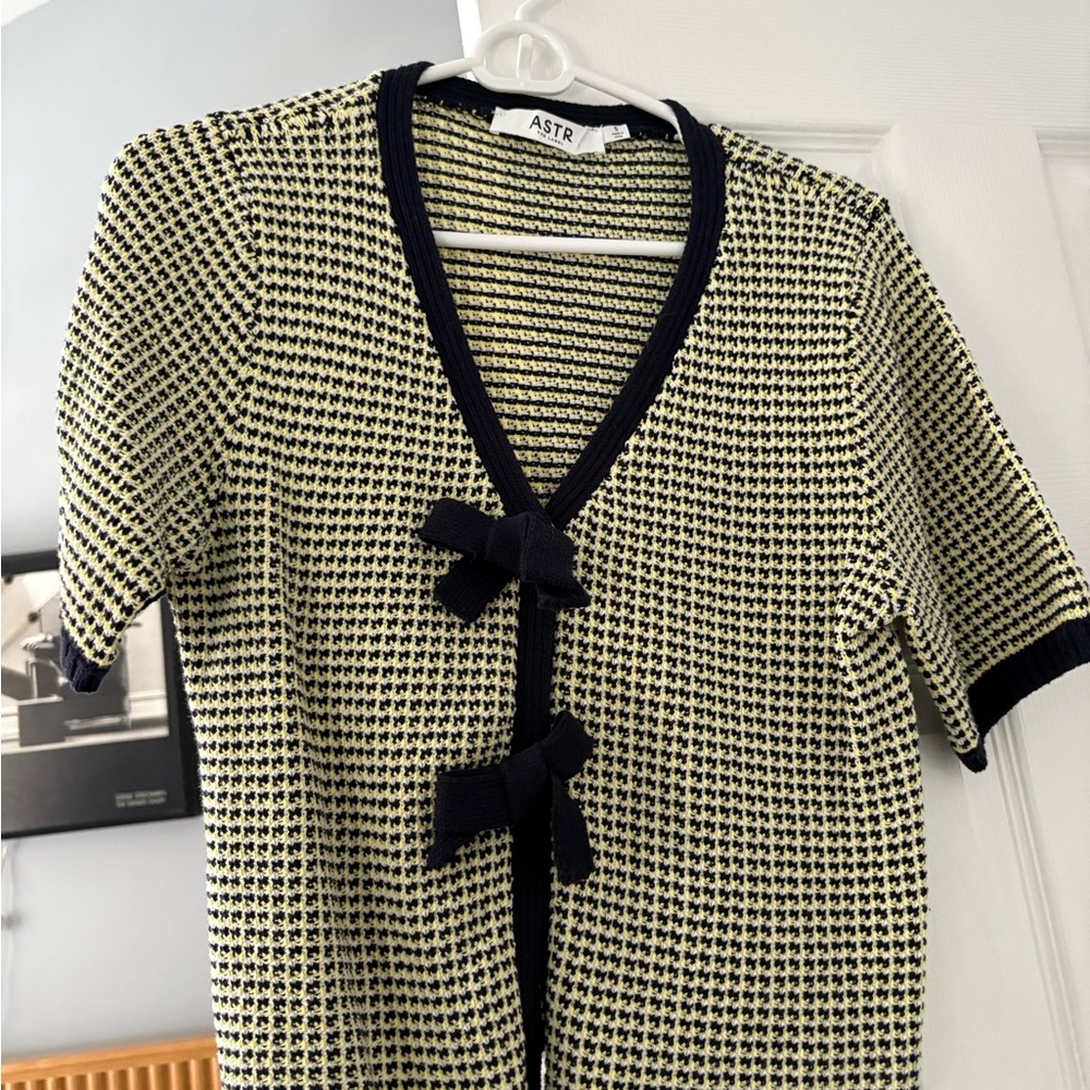 ASTR Navy and Yellow Patterned Knit Top